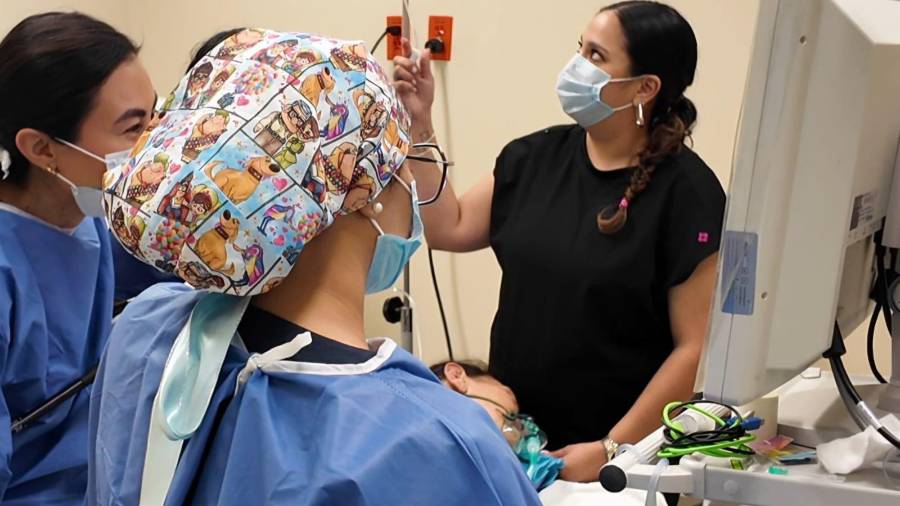 Médicas y médicos anestesiólogos del IMSS Coahuila desempeñan un rol crucial en la reducción de riesgos y el cuidado continuo del paciente quirúrgico.