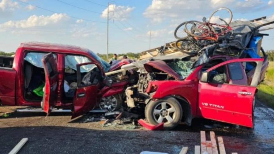 Unidades impactaron de frente contra una camioneta Ford roja con placas de Texas.