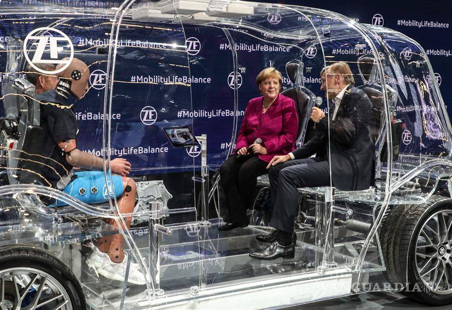 $!Angela Merkel inaugura el Salón Internacional del Automóvil en Frankfurt, no te puedes perder estas imágenes