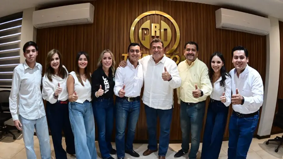 Verónica Martínez encabezó la toma de protesta de la nueva mesa directiva de la Asociación Universitaria Colosista en Torreón.