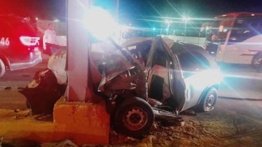 El Chevrolet Chevy quedó con daños severos luego de impactarse contra la base metálica de un semáforo.