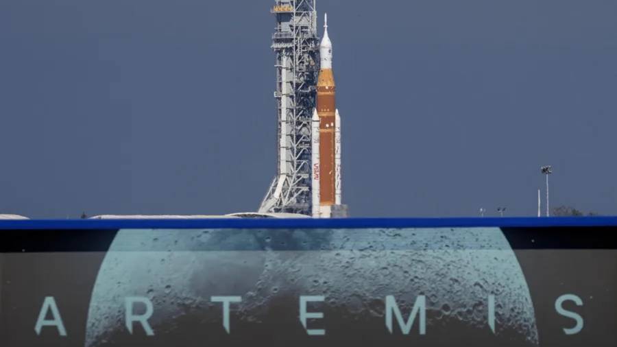 El cohete SLS (Space Launch System) con una cápsula Orion, parte de la misión Artemis 2, siendo transportado al Centro Espacial Kennedy en Titusville, Florida.