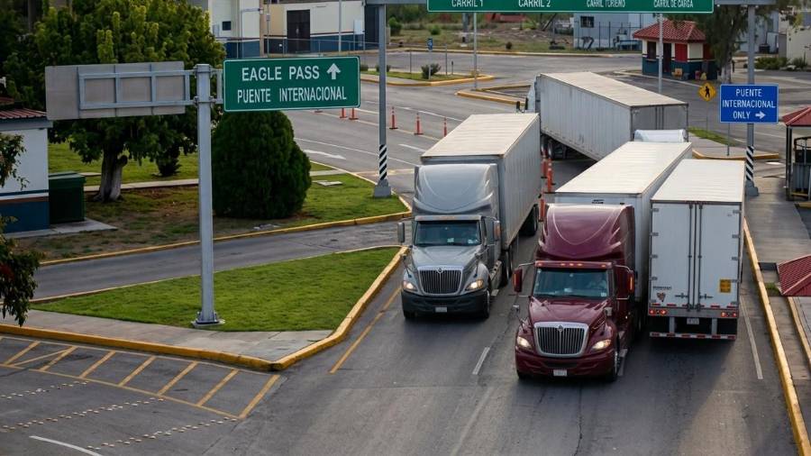 Más de 700 tractocamiones permanecían varados en Eagle Pass, Texas, debido a las restricciones para retornar a México.