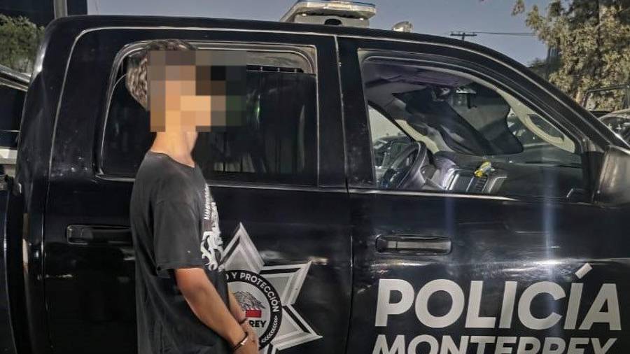 Un menor de 16 años fue detenido con tres bolsas de cristal en Monterrey y es investigado por su presunta participación en robos a una tienda de conveniencia.