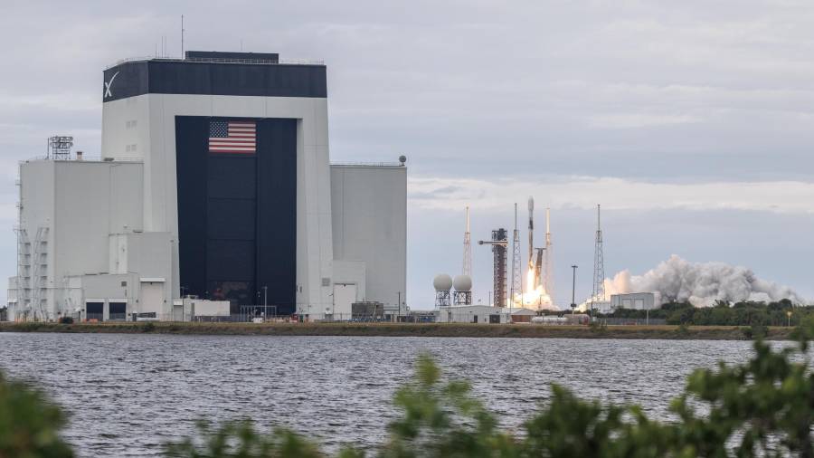 La misión NROL-77 despega en un cohete SpaceX Falcon 9 desde el Complejo de Lanzamiento 40 en la Estación de la Fuerza Espacial de Cabo Cañaveral en Cabo Cañaveral, Florida.