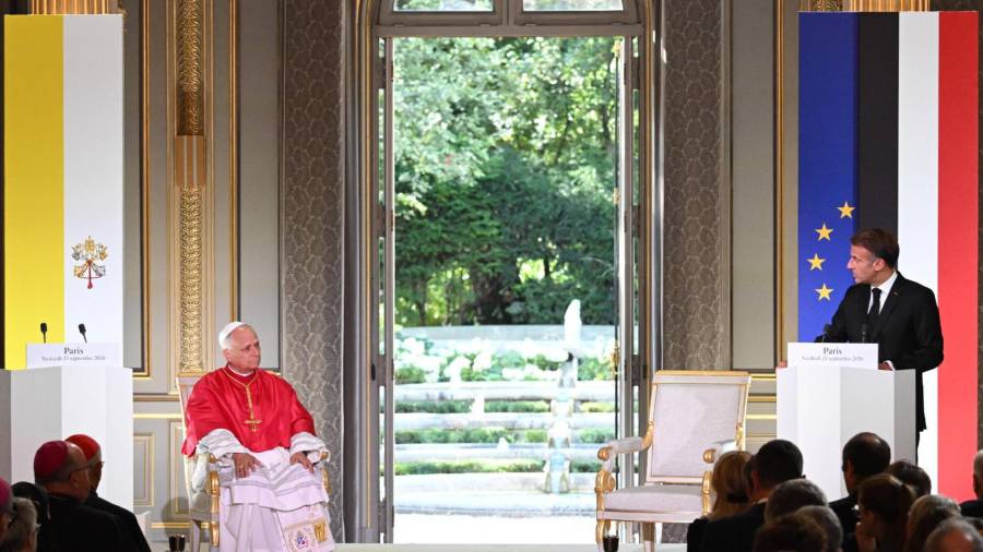 El papa León XIV (izq.) y el presidente francés Emmanuel Macron (der.) durante la reunión con las autoridades, la sociedad civil y el cuerpo diplomático en el Palacio del Elíseo, en París.