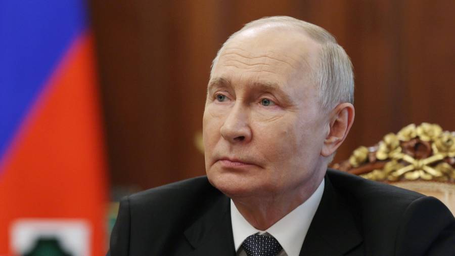 El presidente ruso Vladímir Putin asiste a una reunión con el gobernador de la región de Kaliningrado, Alexey Besprozvannykh, en Moscú, el jueves 2 de julio de 2026.