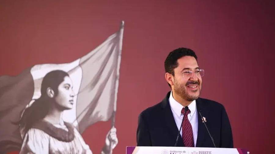 Ante el secretario de Salud, David Kershenobich, y representantes médicos, Batres indicó que uno de los ejes de cambio consistió en justicia laboral.