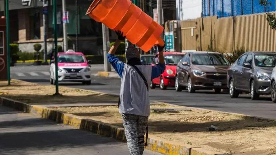 El oficio de los franeleros continúa vigente en al menos cuatro alcaldías de la capital, gracias a presuntos sobornos a elementos de seguridad.
