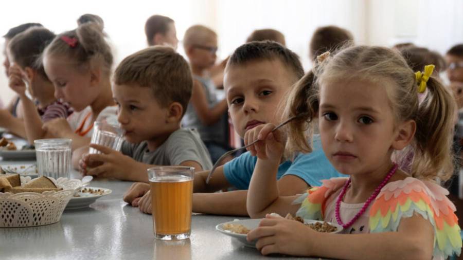 Niños de un orfanato en la región de Donetsk en un campamento en Zolotaya Kosa, en la región de Rostov, en Rusia el 8 de julio de 2022.
