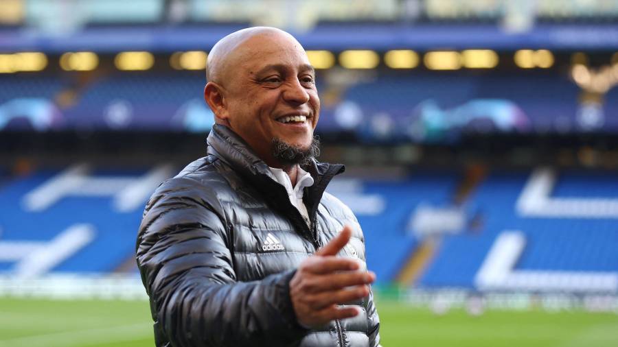 Roberto Carlos permanece en recuperación tras una cirugía cardíaca de emergencia, reportado estable y fuera de peligro.