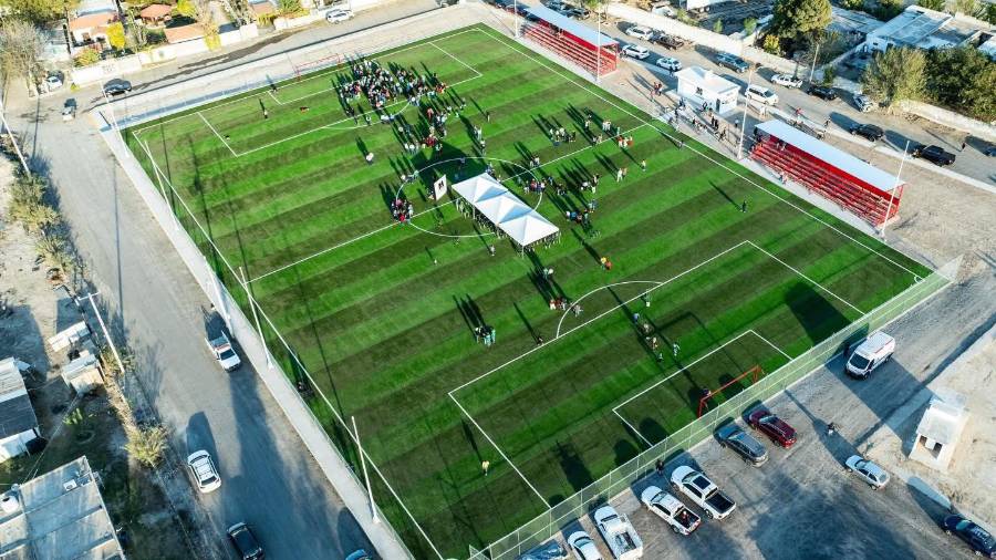 Autoridades municipales supervisaron la rehabilitación del campo deportivo en la colonia Ampliación Miguel Hidalgo.