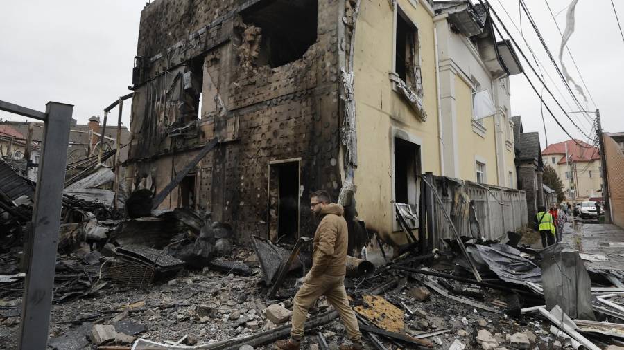 Un residente inspeccionan los daños en el lugar de un ataque ruso contra un edificio privado en Kiev, Ucrania, el 27 de diciembre de 2025.