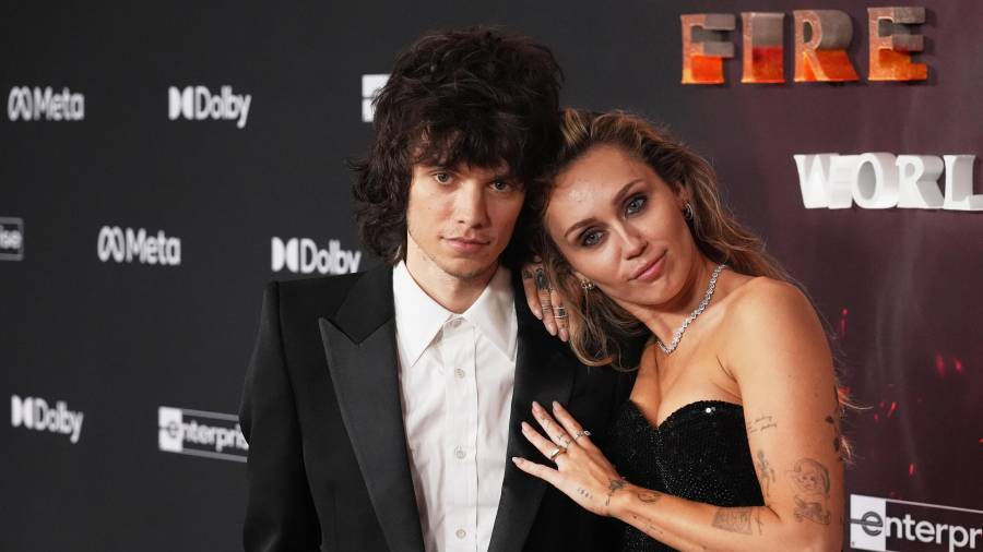 Anuncio. Miley Cyrus presumió el anillo de compromiso durante la alfombra roja del estreno de Avatar: Fuego y Cenizas en Los Ángeles.