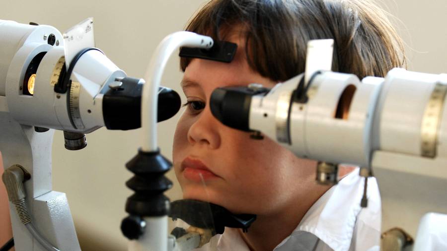 Un niño con miopía ejercita la vista con la ayuda de equipo médico en la escuela para niños con necesidades especiales Solidaridad con Panamá en La Habana (Cuba).