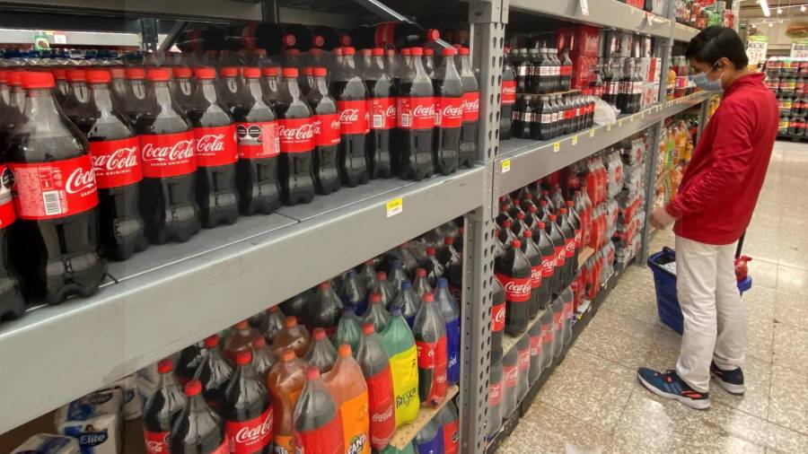 Para las bebidas saborizadas como los refrescos, la cuota del impuesto que deberán pagar los consumidores como parte del precio total aumenta de 1.3996 pesos a 1.5086 pesos por litro