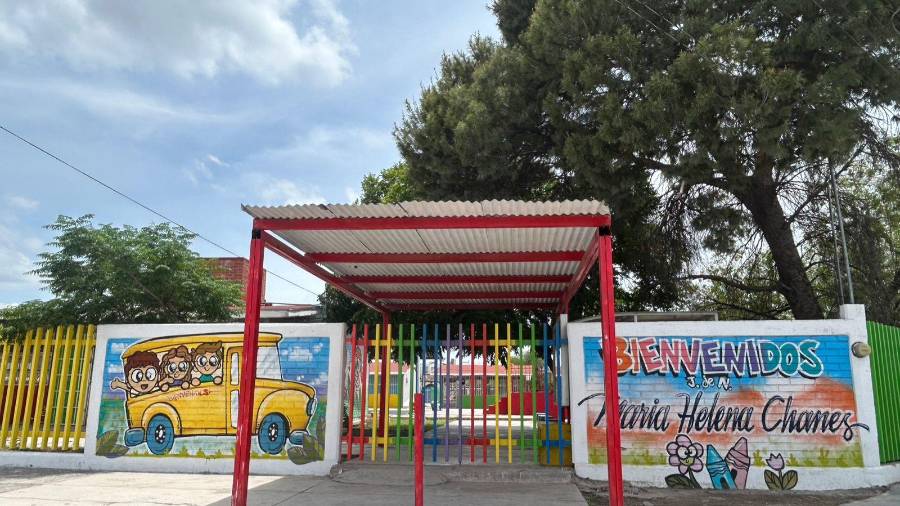 Autoridades ministeriales mantienen las diligencias para esclarecer cómo ocurrió el accidente dentro del jardín de niños.