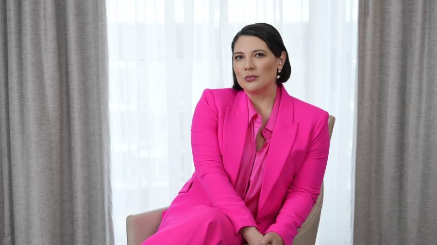 Línea. Para las personas que lo desdeñan, el “pecado” de estas novelas consiste en que giran alrededor de una historia de amor, tratan de temas que interesan a las mujeres, y están contadas desde una perspectiva femenina.