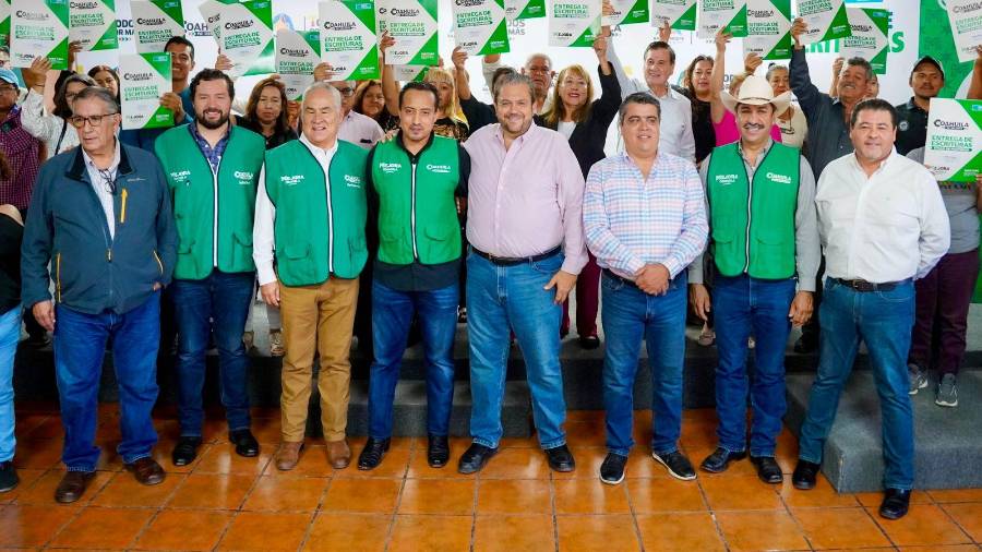 Autoridades municipales de Ramos Arizpe durante la entrega de escrituras, como parte del programa de regularización de la tenencia de la tierra con enfoque social.