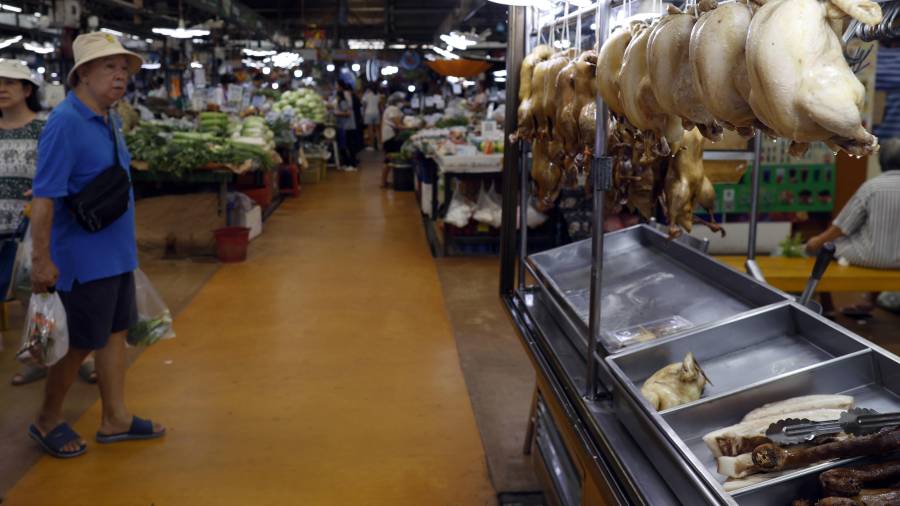 Un consumidor en un mercado en Bangkok, Tailandia. Datos del Departamento de Comercio Interior señalan que los precios de los alimentos están aumentando drásticamente por la guerra en Irán.