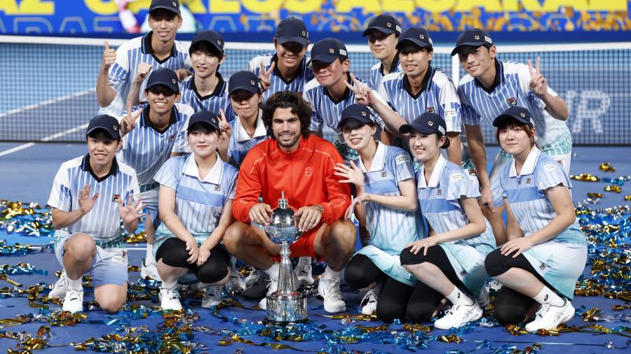Carlos Alcaraz celebró en Tokio su título 27 en el circuito ATP tras imponerse en dos sets a Jiri Lehecka y defender con éxito la corona del Japan Open.
