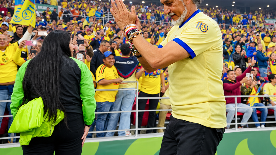 Raúl ‘Potro’ Gutiérrez fue homenajeado por el América en su aniversario 110, pero su presencia con la camiseta azulcrema provocó una ola de críticas entre los aficionados de Cruz Azul.