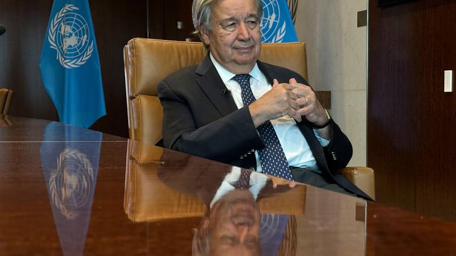 El Secretario General de las Naciones Unidas, António Guterres, habla durante una entrevista con The Associated Press en la sede de las Naciones Unidas.