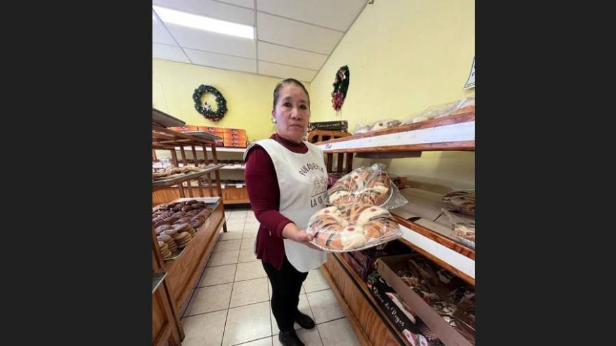 En panaderías tradicionales como La Crema, la elaboración artesanal de la Rosca de Reyes se mantiene fiel a recetas transmitidas por generaciones.