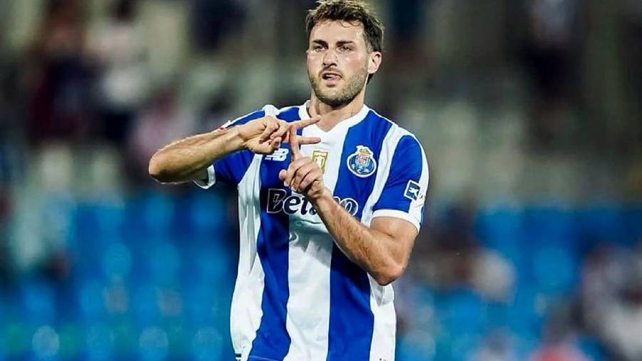 Santiago Giménez convirtió su segundo gol con el Porto, mientras Johan Vásquez lideró la defensa del Genoa en su victoria sobre la Juventus.