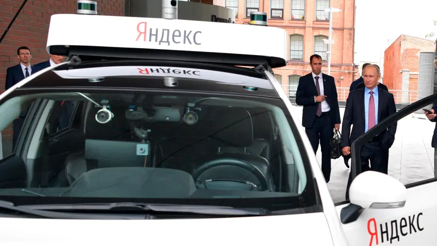 El presidente de Rusia, Vladímir Putin, a la derecha, examina el prototipo de un vehículo no tripulado durante su visita a la sede de la compañía del mayor buscador ruso de internet, Yandex, en Moscú, Rusia.