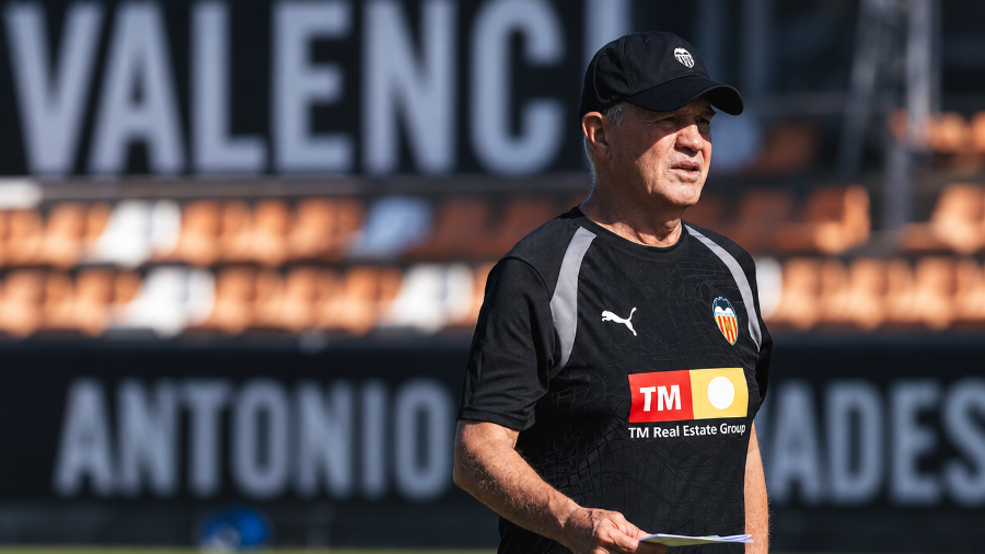 Javier Aguirre comenzó a trabajar con el Valencia en Paterna, con la misión de sacar al equipo de la zona de descenso.