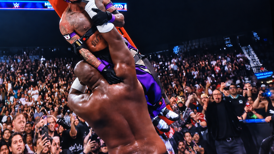 Omos derrotó a Rey Mysterio en la lucha estelar de Triplemanía 34 en Las Vegas y consiguió su reinstalación en AAA.
