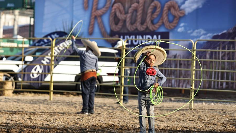 El equipo de charros El Rayito, durante su participación en la Pista de Calentamiento. FOTOS: HÉCTOR GARCÍA