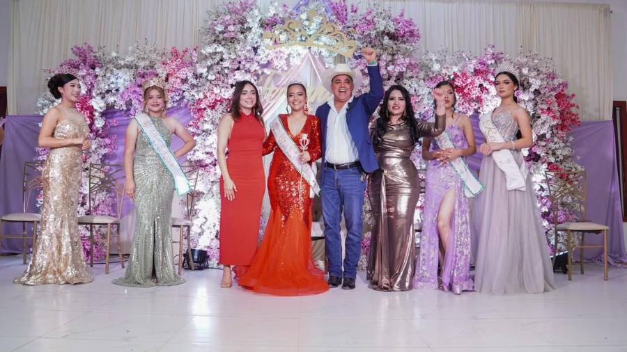 Fernanda I inicia su reinado en la Miniferia Agujita 2026 junto a su corte de honor, la princesa Sinyary Guajardo y la duquesa Megan González. FOTO: CORTESÍA
