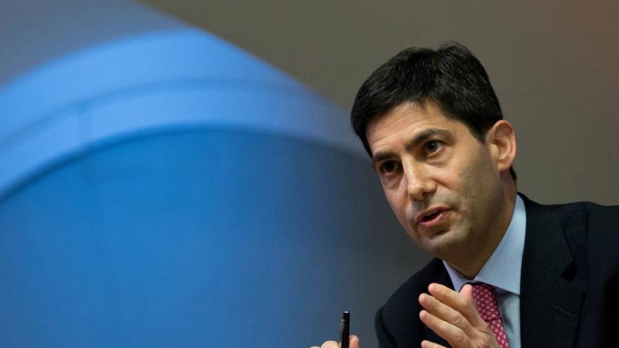 Kevin Warsh habla con los medios sobre su informe acerca de la transparencia en el Banco de Inglaterra, en Londres, el 11 de diciembre de 2014.