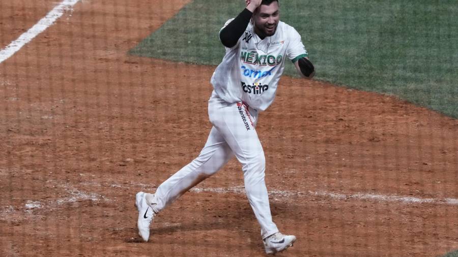 Julián Ornelas, festeja luego de anotar la carrera de la victoria ante Colombia.