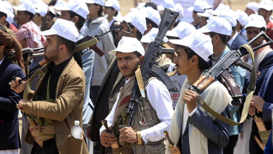 Estudiantes armados participan en una manifestación en apoyo al embargo naval impuesto por los hutíes contra Arabia Saudí en Saná, Yemen.