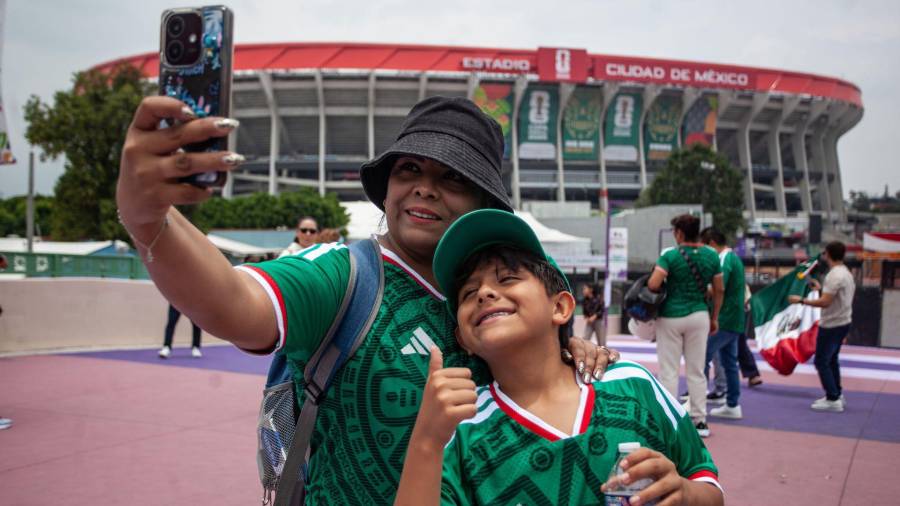 Aspectos de las inmediaciones del Estadio Ciudad de México el marco del mundial 2026 donde personas comienzan a visitar las áreas verdes con cempasúchil y áreas pintadas de morado.