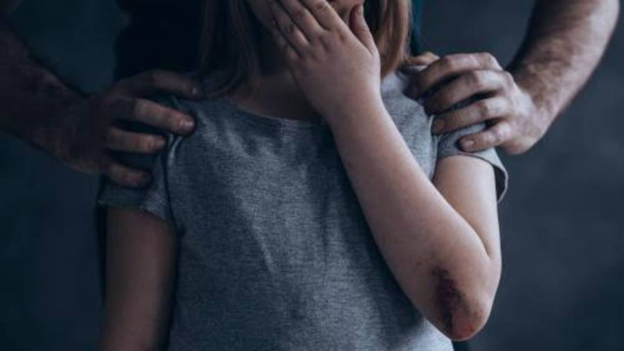 El presunto agresor, identificado como una persona cercana al entorno familiar, no ha sido detenido, lo que mantiene la preocupación entre los familiares de la menor.