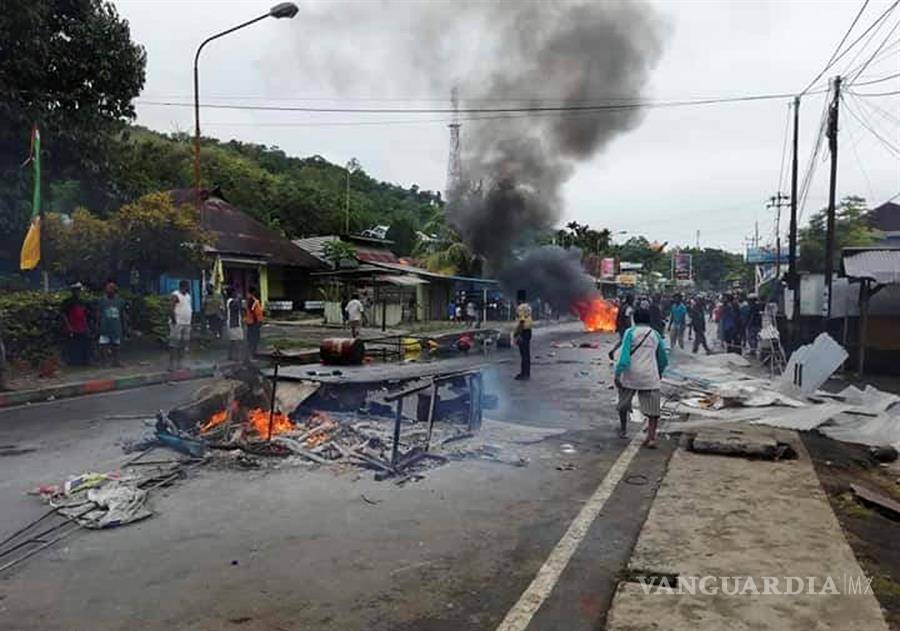 $!Violenta protesta en Papúa, incendian edificio parlamentario