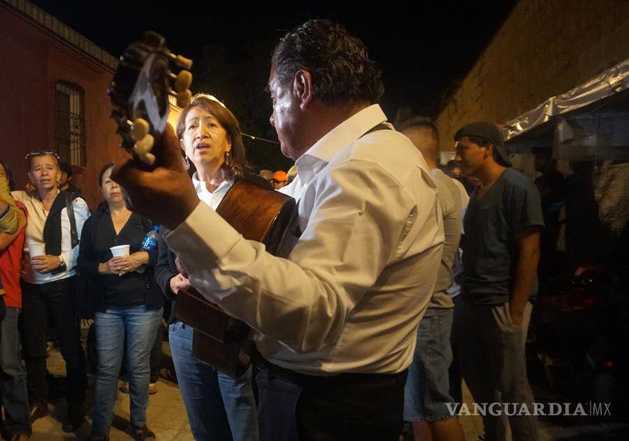 $!Recuerdan a Francisco Toledo con veladoras y canciones en su natal Oaxaca