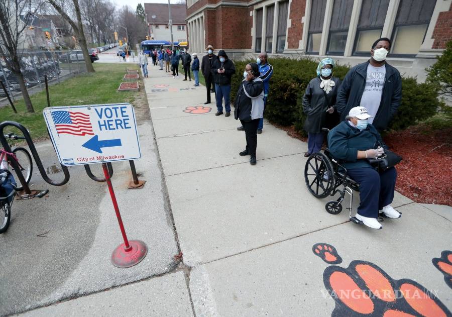 $!Coronavirus: Ignorando la orden de quedarse en casa centenares votan en Wisconsin pese a la pandemia por COVID-19