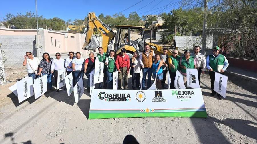 El alcalde Carlos Villarreal supervisó obras de recarpeteo y pavimentación en distintas colonias de Monclova como parte del Plan Prendamos Monclova 2026.