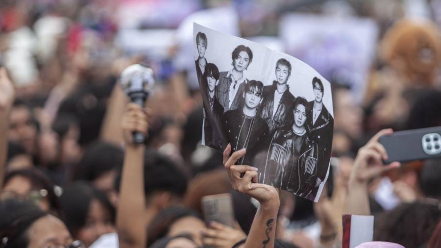 Decenas de fans que se reunieron en la plancha del Zócalo para ver a la banda surcoreana BTS después de que se anunciara su visita a Palacio Nacional.