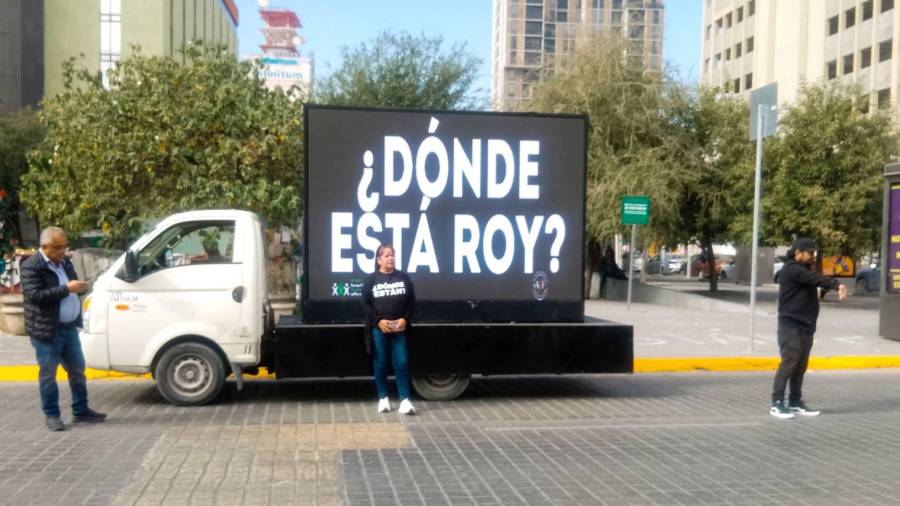 La proyección del rostro de Roy Rivera Hidalgo a los 33 años fue exhibida en el centro de Monterrey como parte de la búsqueda impulsada por su madre y el colectivo Fundenl.