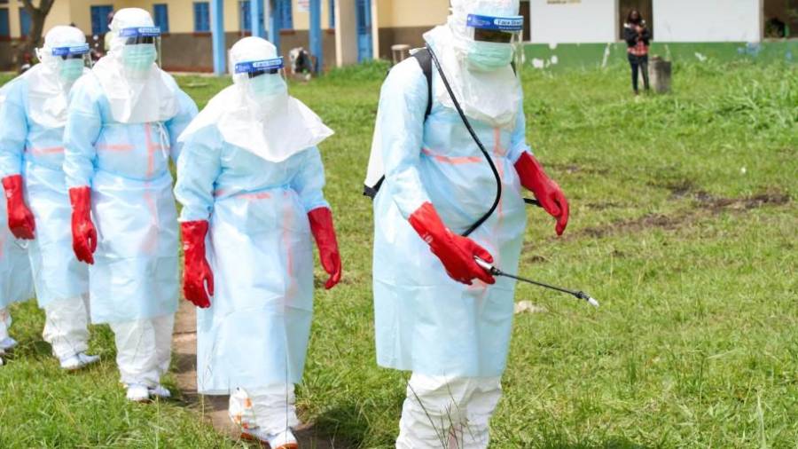 Los esfuerzos por contener el virus también se han visto obstaculizados por la falta de financiación, los ataques a los centros de salud y el conflicto en curso en el este del Congo, epicentro del brote.