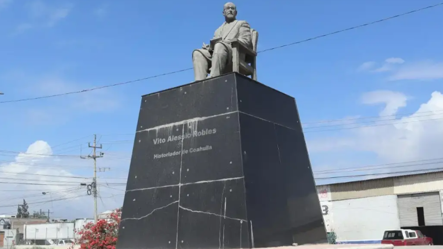 Esta es la estatua de Vito Alessio Robles, mejor conocida por los saltillenses como el “Hombre sentado” | FOTO: ARCHIVO VANGUARDIA