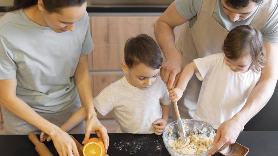Cocinar juntos, padres e hijos, implica para los niños organizarse, resolver pequeños problemas, seguir instrucciones, trabajar en equipo y desarrollar autonomía.