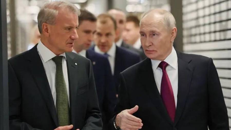 El principal banquero de Vladimir Putin, German Gref (izq.), ha pedido el fin de la guerra en Ucrania.