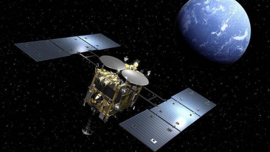 Representación artística de la nave espacial Hayabusa2 pasando cerca de la Tierra.